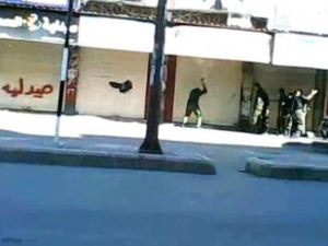 قوات امن تحطم اقفال المحال المضربة