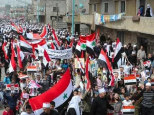دروز الجولان المحتل يتظاهرون تاييدا للرئيس السوري بشار الاسد قرب بلدة مجدل شمس الدرزية.
