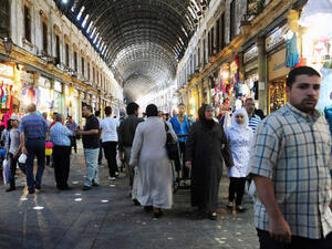 Syrians shop in the covered market in centreal Damascus on July 9, 2013 as they prepare for the Muslim holy fasting month of Ramadan.( AFP PHOTO / STR)