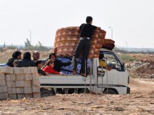 عائلة سورية تفر من حلب الى الشمال/أ.ف.ب