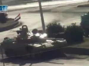 دبابات الجيش السوري ومدرعاته تقتحم احياء عدة في مدينة دير الزور على وقع قصف مدفعي