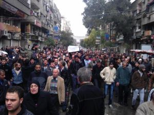 سكان اليرموك أثناء عودتهم للمخيم 