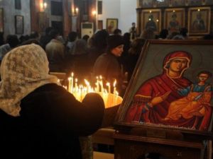 سورية توقد الشموع في احدى كنائس دمشق في عيد الميلاد/ا.ف.ب