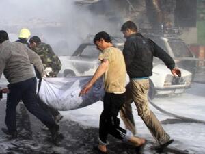 اخلاء الضحايا بعد سقوط قذائف مورتر على بناية في دمشق/أ.ف.ب