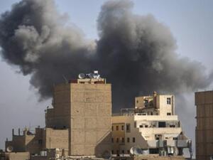 دخان يتصاعد من احد احياء دور الزور بعد سقوط صاروخ ارض ارض/أ.ف.ب