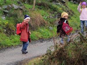 اطفال سوريون مشردون عائدون من مدرسة بديلة الى مخيم قها بالقرب من الحدود مع تركيا/أ.ف.ب