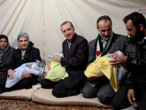 رئيس الوزراء التركي رجب طيب اردوغان وزوجته ورئيس المعارضة معاذ الخطيب في زيارة لمخيم لاجئيين سورييين/أ.ف.ب