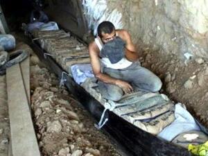 عامل داخل احد الانفاق/ارشيف