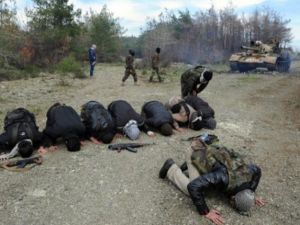 مقاتلون من المعارضة يؤدون الصلاة في منطقة جبل التركمان/أ.ف.ب