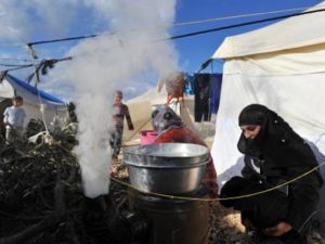 سورية تطبخ على الحطب في مخيم قاه/أ.ف.ب