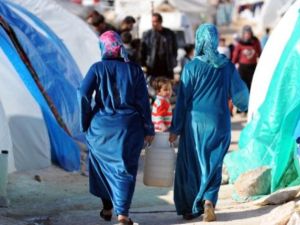 سوريات في مخيم قاه القريب من الحدود مع تركيا/أ.ف.ب