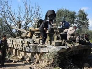 مقاتلون من المعارضة يحاولن اصلاح دبابة من طراز ت/55 سوفيتية الصنع تركها جنود نظاميون في اليعقوبية/شمال/أ.ف.ب