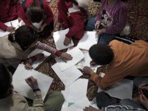 طلبة سوريون شردتهم الحرب يحضرون درسا في مدرسة بديلة بدير الزور/أ.ف.ب