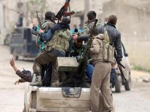 مقاتلون من المعارضة يحتفلون بالسيطرة على بلدة الجانودية بالقرب من ادلب شرق سوريا/أ.ف.ب