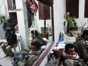 مقاتلون من المعارضة خلال استراحة في احد منازل حلب/أ.ف.ب