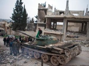 مقاتلون من المعارضة يتجمعون حول دبابة ت 72 غنموها من الجيش النطامي/أ.ف.ب