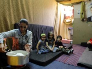 عائلة سورية مهجرة في مدرسة تقي الدين في دمر بدمشق/أ.ف.ب