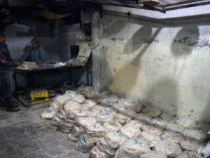 عمال يغلفون خبزا في مخبز لقوات المعارضة في جبل الاكراد/ا.ف.ب
