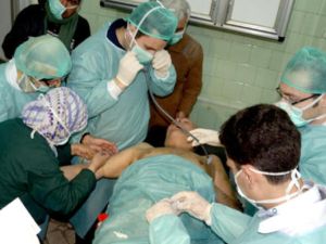 قال بعض الذين نقلوا إلى المستشفى انهم رصدوا رائحة قوية لغاز الكلور في الجو /عن الانترنت