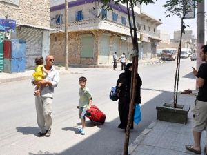 عائلة حلبية تهجر منزلها بسبب الاشتباكات/أ.ف.ب