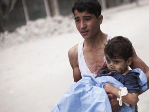 شاب يسعف شقيقه الذي اصيب بقصف القوات النظامية على احد احيار حلب