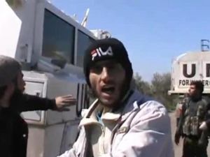 مسلحون يقفون بجانب شاحنات قوات الامم المختطفة/أ.ف.ب