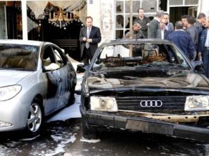 صورة وزعتها وكالة الانباء السورية لسيارات تأثرت بالتفجير بدمشق/سانا