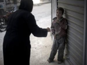 طفل سوري مرعوب من القصف/أ.ف.ب