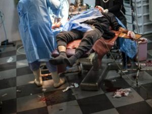 علاج جريح اصيب بقذيفة دبابة/أ.ف.ب