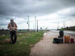 سوري يبيع مازوت على احد الطرق/أ.ف.ب