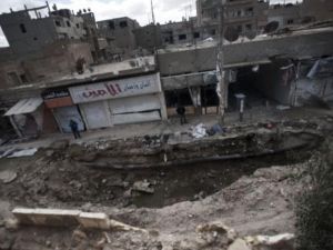 حفرة احدثها قصف صاروخي في دير الزور/أ.ف.ب