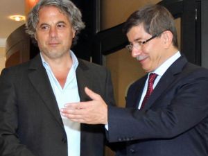 وزير خارجية تركيا،احمد داود اوغلو مستقبلا مناف طلاس/أ.ف.ب