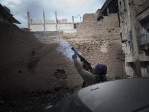 مقاتل من المعارضة في بلدة جبيل بالقرب من دير الزور/أ.ف.ب