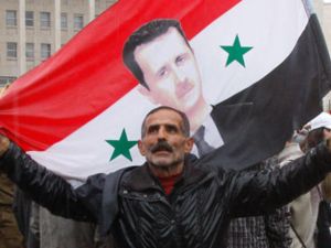 أحد الموالين في تظاهرة تأييد للاسد/ارشيف