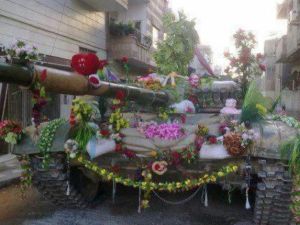 تزيين دبابة للجيش الحر احتفالا بالعيد/عن الفيسبوك