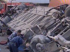 رجال امن لبنانيون يحاولن انقاذ ضحايا الحافلة/الصورة عن موقع جريدة النهار اللبنانية