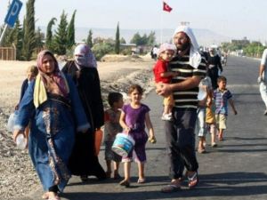 عائلة سورية تفر الى تركيا/أ.ف.ب