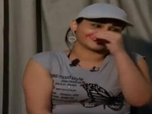 الفتاة الكومبارس تضحك لفشلها في اداء المشهد 