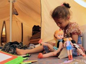 طفلة لاجئة تلهو بالعابها في احد خيم مخيم الزعتري/ارشيف/أ.ف.ب