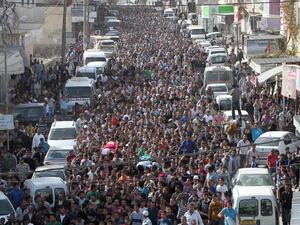 Mourners carry the bodies of Palestinian militants Khaled al-Najjar  and Mussa Fanasheh during their funeral procession on November 27, 2013 in the West Bank village of Yatta, near Hebron. [AFP/Hazem Bader]