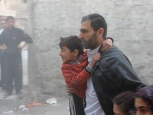 أب ينقذ اطفاله من القصف في حلب/ أرشيفية