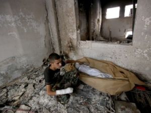 مقاتل من الجبهة الشعبية لتحرير فلسطين الموالية للنظام السوري في مخيم اليرموك/أ.ف.ب