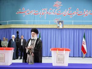 خامنئي يدلي بصوته في انتخابات الرئاسة ويحث الايرانيين على التصويت/أ.ف.ب