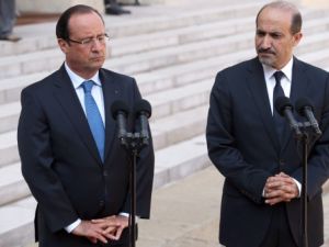 الرئيس الفرنسي فرانسوا اولاند ورئيس الائتلاف السوري المعارض احمد الجربا/أ.ف.ب