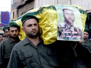 حزب الله يشيع احد قتلاه/أ.ف.ب