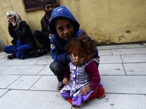 عائلة سورية لاجئة تفترش الرصيف اسطنبول تركيا/أ.ف.ب