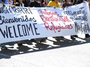 متظاهرون ألمان يرفعون شعارات ترحيبية باللاجئين السوريين