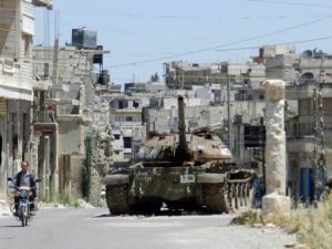 دبابة معطوبة في الرستن/أ.ف.ب