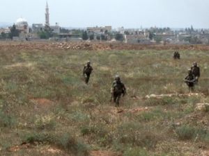 قوات نظامية بالقرب من مطار ضبعة العسكري في القصير/أ.ف.ب