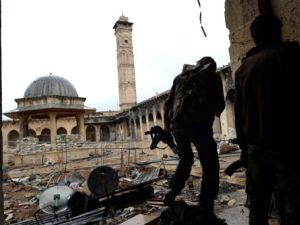 مقاتلون من المعارضة في مسجد امية بحلب/أ.ف.ب